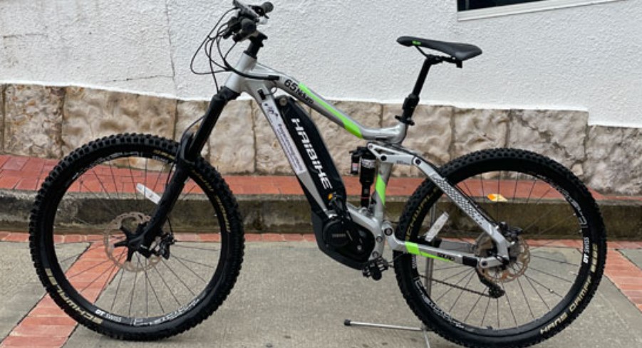 E-bike 7 HaiBike Nduro - Motor: Yamaha - Wheels: 27.5 x 2.35 - Battery: 500 w - Transmission: Shimano Deore XT 10S - Brakes: Shimano ZEE M 640 - Front Suspension: RockShox 180 mm - Rear Suspension: RockShox 50 mm --Size: S/M -- Price: 230.000 pesos per day -- Additional Battery: 30.000 pesos per day -- one bike available